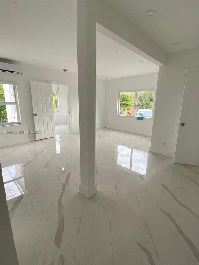 Building Photo - 1015 S 17th Ave