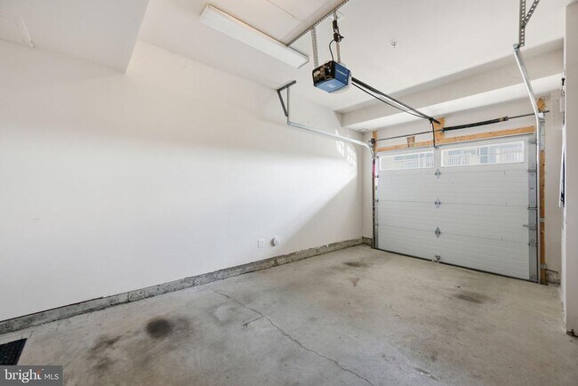 Building Photo - 9701 Tealbriar Dr