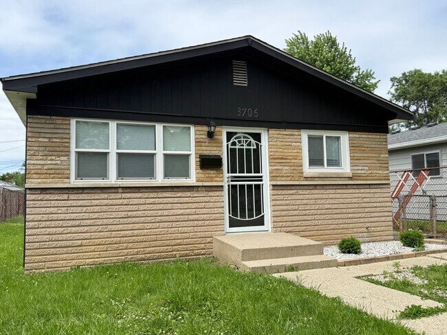 Building Photo - Newly rehab, three bedroom, one bath and Christian Park with a fence yard.