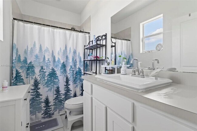 Building Photo - 389 NE 5th Pl