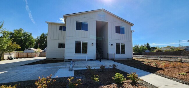 Building Photo - FREE RENT - Beautiful New Construction in McMinnville