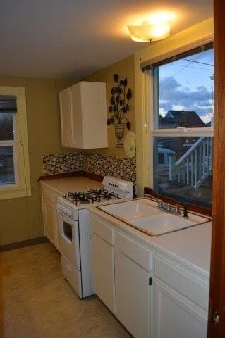 Building Photo - CUTE, COZY CABIN , 1 bedroom studio detached house