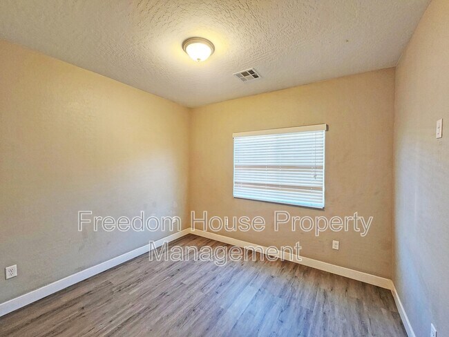 Building Photo - 1121 Sixshooter Ave