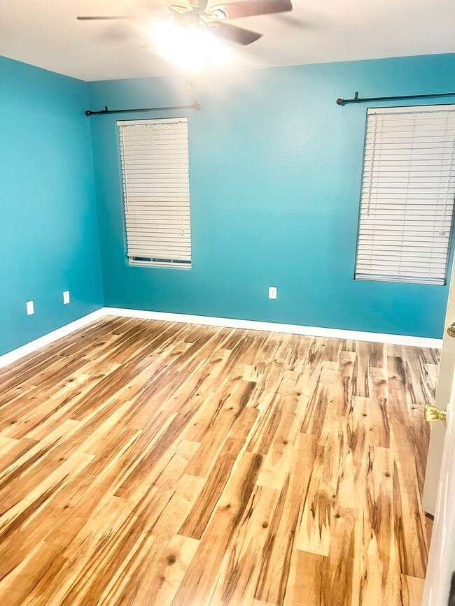 Building Photo - Charming 3BR Townhouse Near Shopping & Doctors Hospital