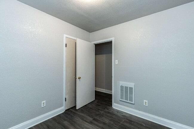 Building Photo - Cute 3 Bedroom 1 bathroom Home