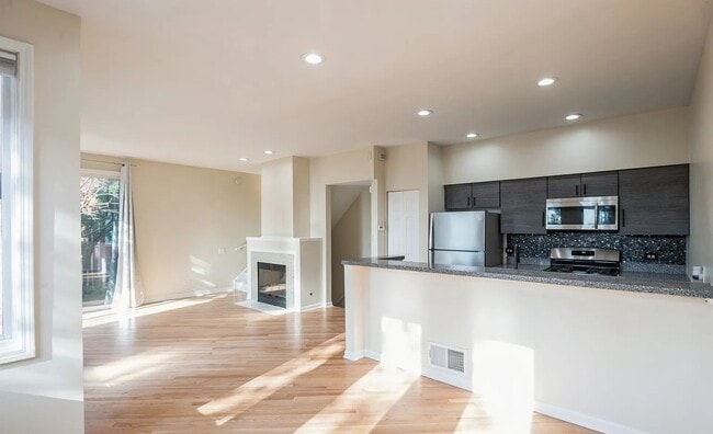 Building Photo - Comfortable Living in a Great Neighborhood