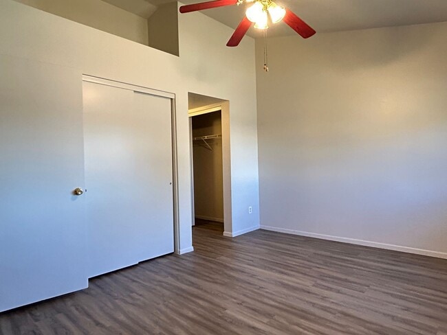 Building Photo - Chandler Townhouse 2 Bed & 1.5 Bath - 2 Story w/New Carpeting Full Size Washer/Dryer