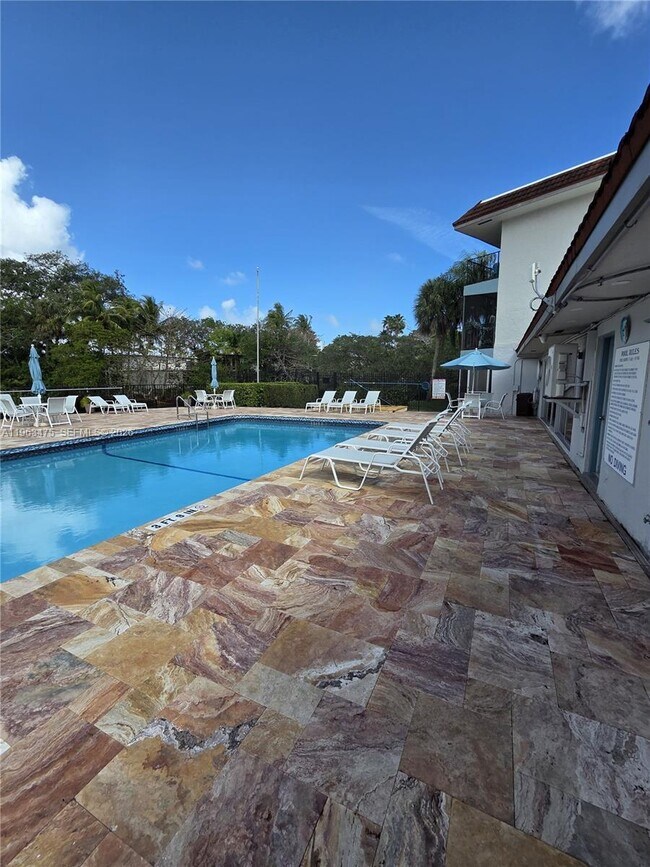 Building Photo - 333 NW 17th Ct