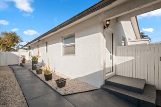 Building Photo - 818 NE 14th Pl