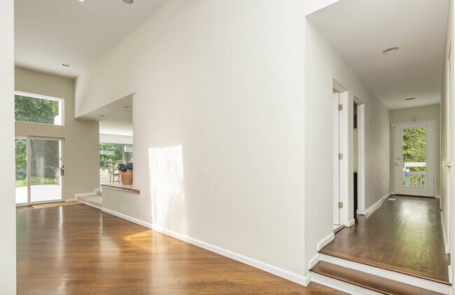 Building Photo - 4 Beechwood Ct