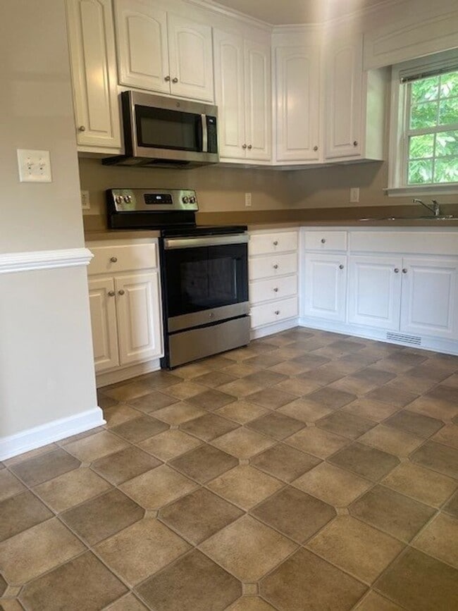 Building Photo - 211 Koufax Dr