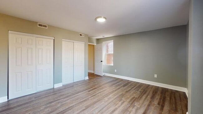 Building Photo - Renovated 4Bd 2.5 Bth Town Home Near Soula...