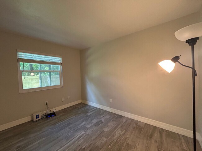 Building Photo - Dream home awaits: stunningly updated 3 be...