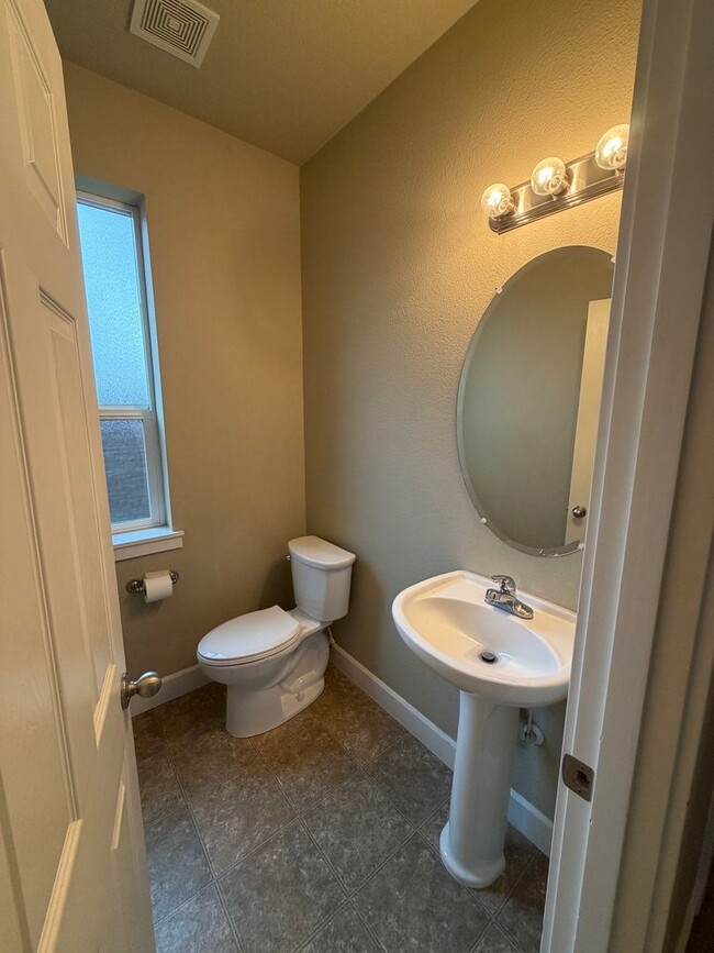 Building Photo - 3-Bed/2.5 Bath + Office & Bonus Room on Quiet Dead-End Street