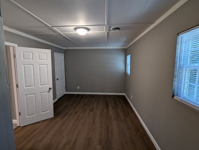Building Photo - Out of the way 3 Bedroom