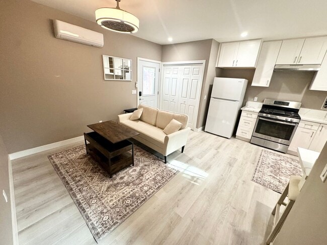 Building Photo - ***Updated 1 bed 1 bath ADU with washer/dryer***