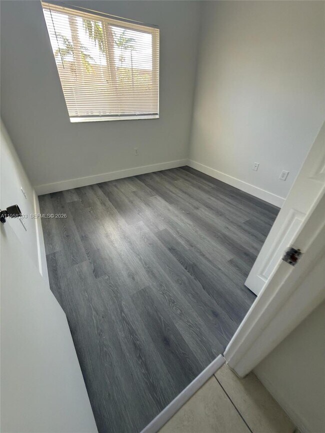 Building Photo - 930 NE 34th Ave