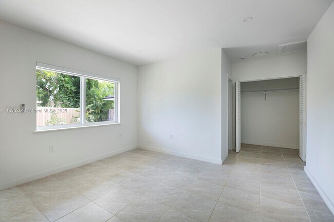 Building Photo - 7800 NE 10th Ct