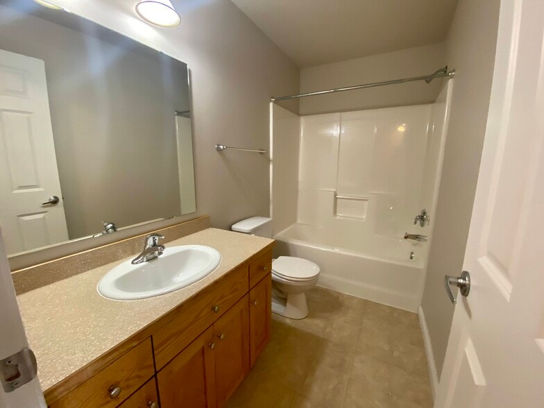 Upstairs bathroom - 1115 Westport Beach Way