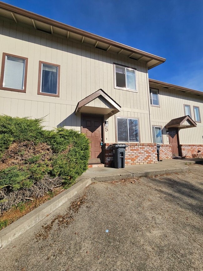 Building Photo - 2090 NE Fairview Ave