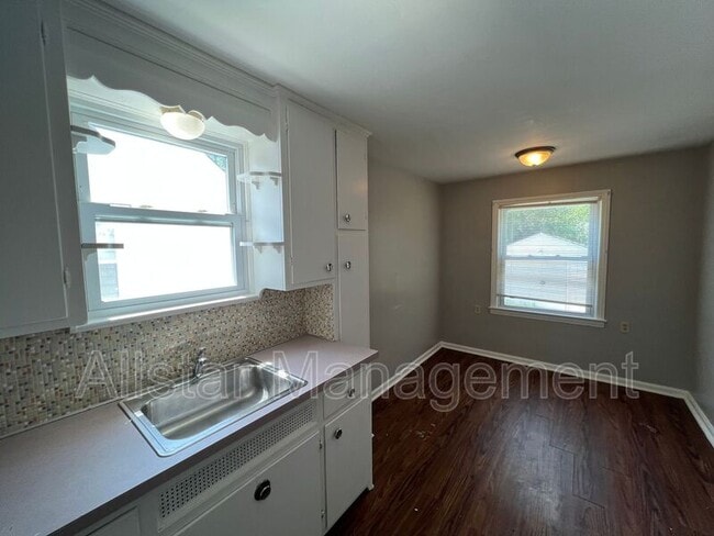 Building Photo - 1480 E 196th St