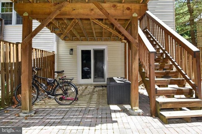 Building Photo - Set within the sought after community of Runnymeade, this beautifully maintained townhome offers ...