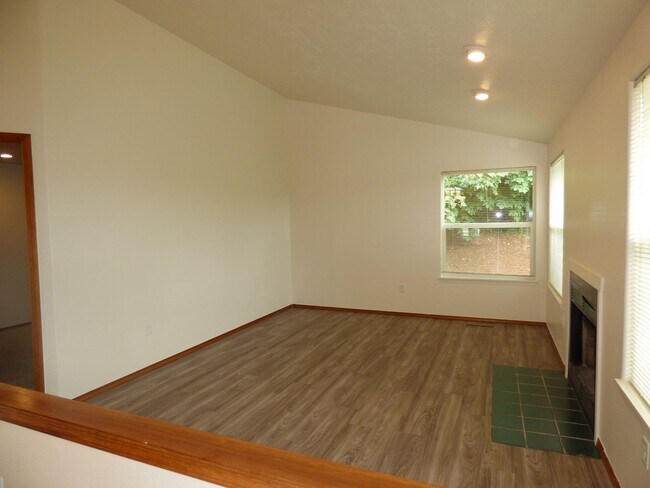 Building Photo - Rent Special: 1/2 Off August's Rent!! 3 bed 2 bath House in South Salem!