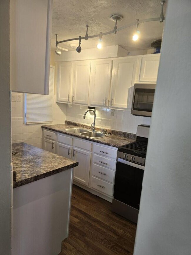 Building Photo - UPDATED 2 Bed 1 Bath  Home with Finished Lower Level & Spacious Backyard in Normandy School District