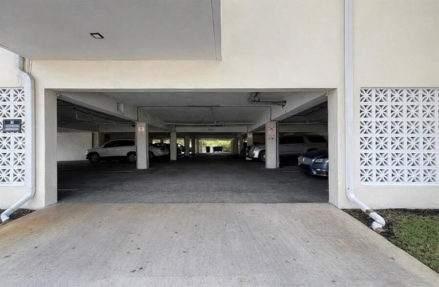 Building Photo - 1855 Plunkett St