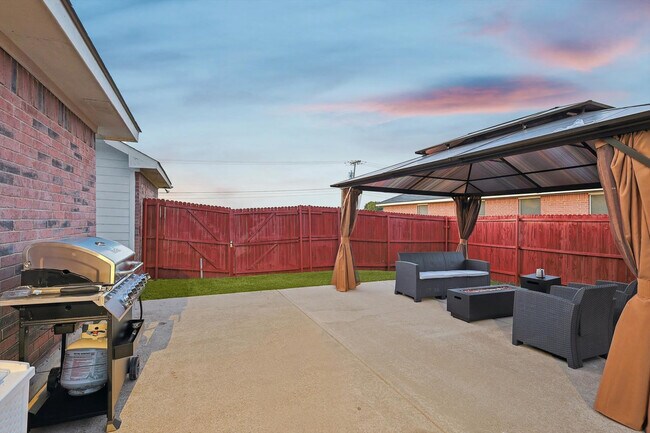 Building Photo - 521 E Robin Ct