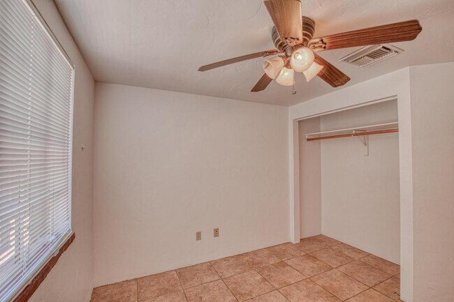 Building Photo - 1304 E Linden St