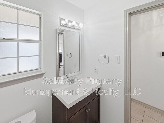 Building Photo - 3950 Seaside Ct