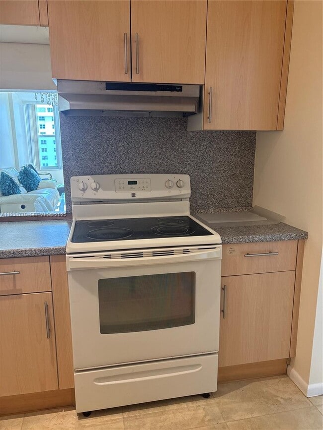 Building Photo - 1825 S Ocean Dr