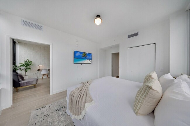 Building Photo - 225 N Miami Ave