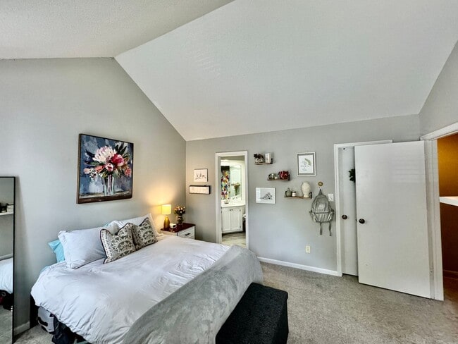 Building Photo - 2-Bedroom Condo Ready 08-01-24! Community ...