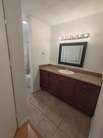 Building Photo - 5950 Canterbury Dr