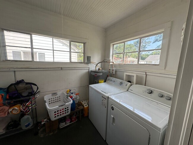 Building Photo - 3 BED | 1 BATH | SPACIOUS GATED BACKYARD |...