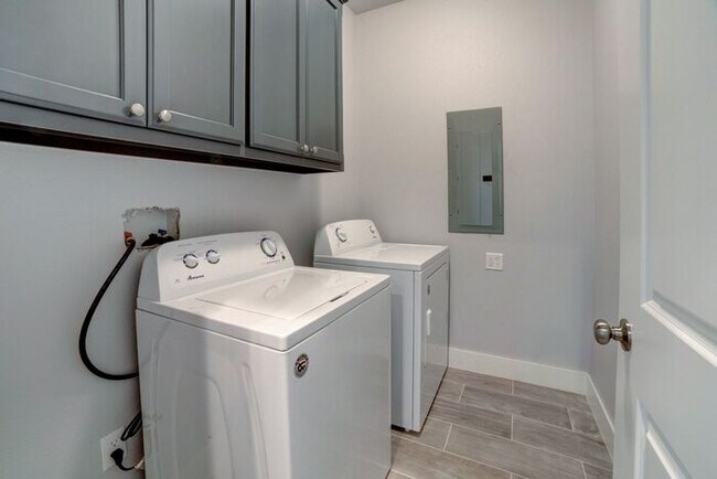 Building Photo - Downtown 3/2.5 Fully Remodeled!