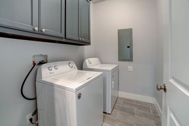 Building Photo - Move-In Special | 2 Bed, 1 Bath | Timeless...
