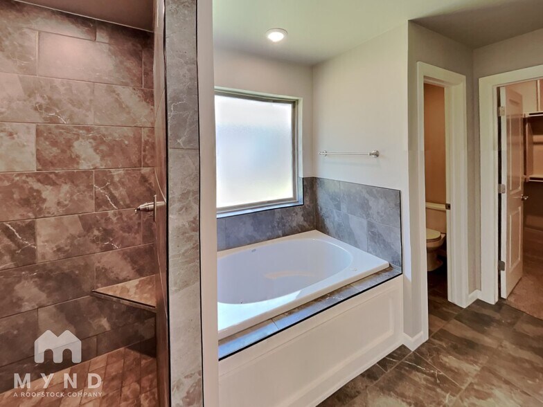 Building Photo - 5401 Riverrun Ct