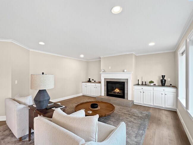 Building Photo - 4 Bedrooms Plus an Office Steps from the R...