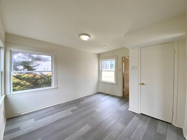 Building Photo - SPACIOUS Unit w/ Bonus Room/Office, Hardwo...