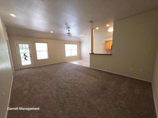 Building Photo - 2/2 Brick Townhome with Garage