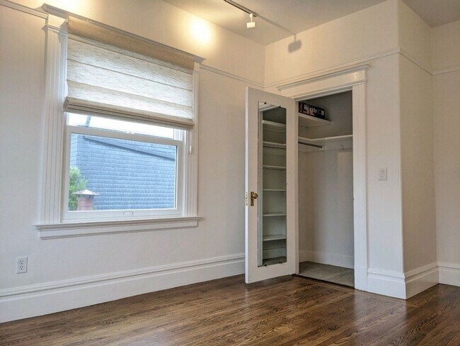 Building Photo - Spacious 4+ Bedroom House in Jordan Park with 2-Car Parking