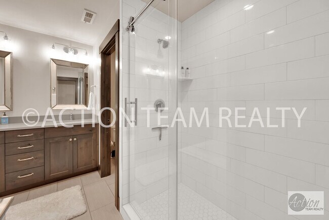 Building Photo - Beautiful Townhome in Huntsville