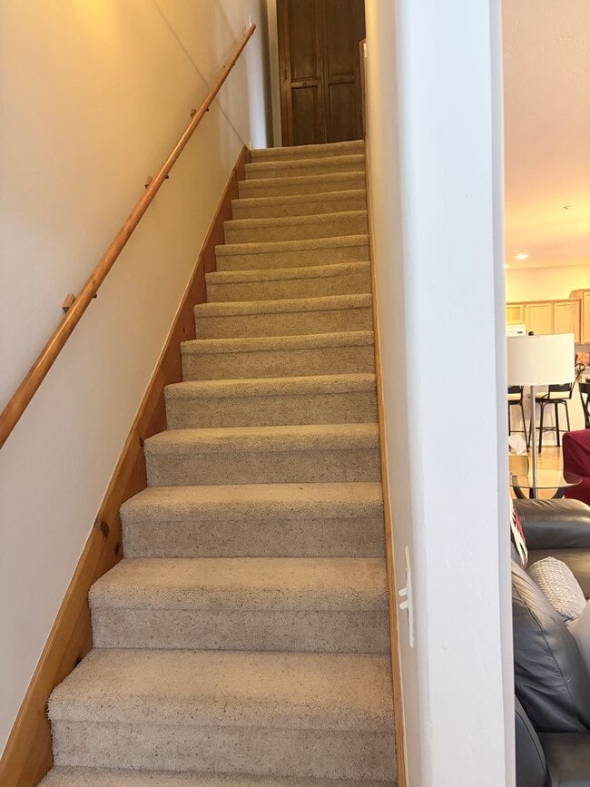 Building Photo - Fully furnished townhome