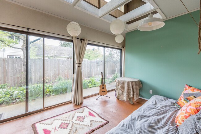 Building Photo - 3 bed/2 bath house in Oak Grove/Milwaukie- Available Now !