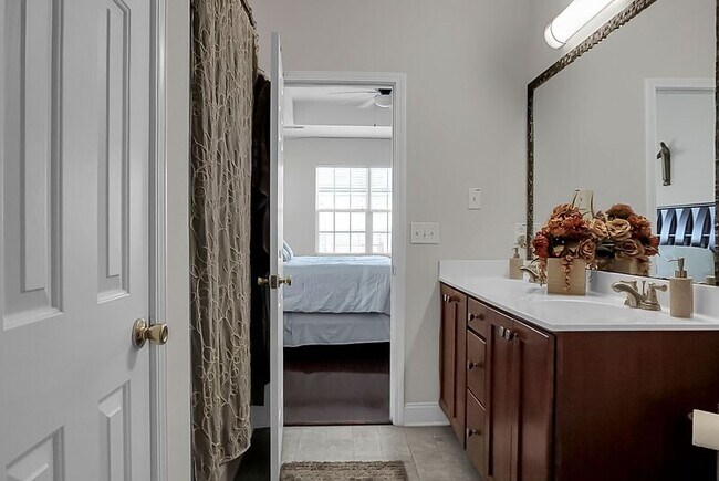 Building Photo - 334 Albrighton Way