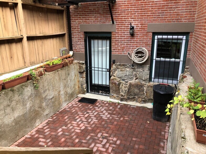 Building Photo - 78 W Concord St