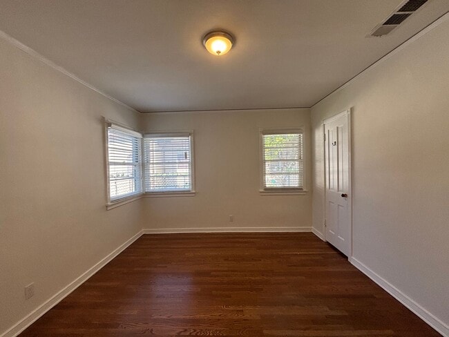 Building Photo - Beautiful 4 Bedroom 2.5 Bathroom SFR